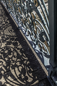 桥梁和阴影上的锻铁装饰栅栏艺术黑色工艺装饰品材料铁打城市建筑学蓝色风格图片