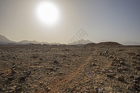 炎热气候中的巴伦岩石沙漠景观太阳阳光岩石顶峰日出山脉沙漠干旱旅行荒野图片