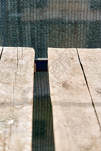 建筑电网背景上松开的木制建筑板板块;图片
