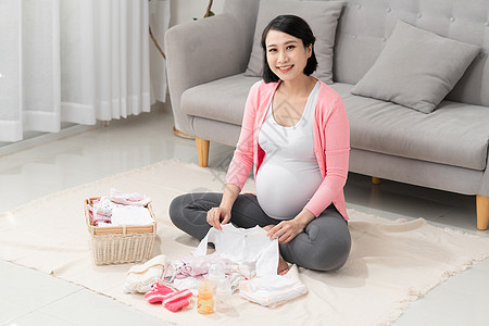 家里穿着婴儿服装的孕妇衣服妈妈母亲婴儿房家庭母性包装医院女性肚子图片