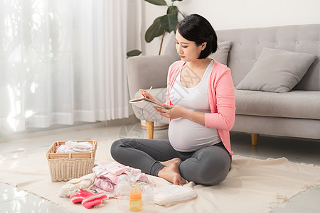 家里穿着婴儿服装的孕妇产妇母性新生妈妈医院衣服家庭怀孕母亲肚子图片