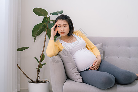 年轻孕妇 怀孕妇女头痛的复制空间长椅流感女士疾病生活痛苦压力成人疼痛图片