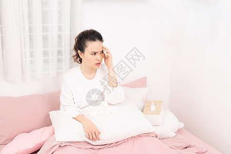 Flu 穿厚围巾躺在床上的红鼻子受挫病妇女的近视形象图片
