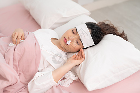 躺在床上的生病妇女被毯子覆盖着 她高烧和流感 正在休息女士药品疼痛卧室说谎枕头温度发烧疾病图片