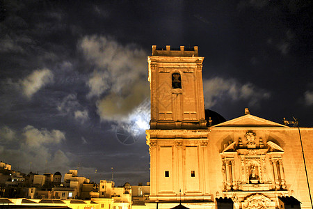 教堂在满月之夜露面高度月亮预言天空教会钟楼石头照明建筑学城市图片