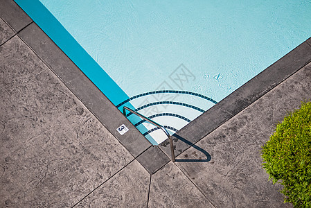 绿化游泳池角 有通往更深水的阶梯图片