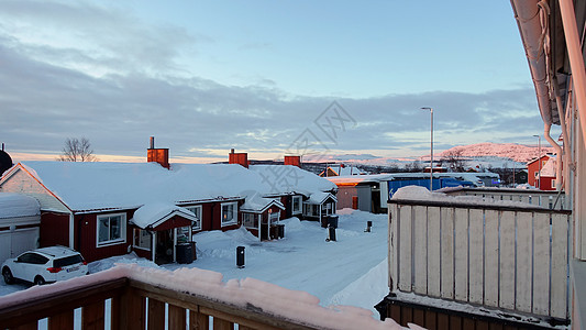 瑞典北部一个小雪小镇日出 位于瑞典北部农村晴天建筑学森林日落阴影建筑村庄地平线冻结图片