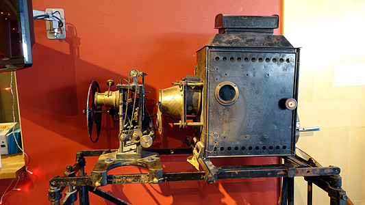 古老的停用电影放映机电影院摄影艺术屏幕剧院生产投影仪磁带古董展示图片