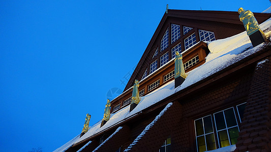 在瑞典的基律纳市中心 冬季傍晚 有教堂金雕像的天顶上图片