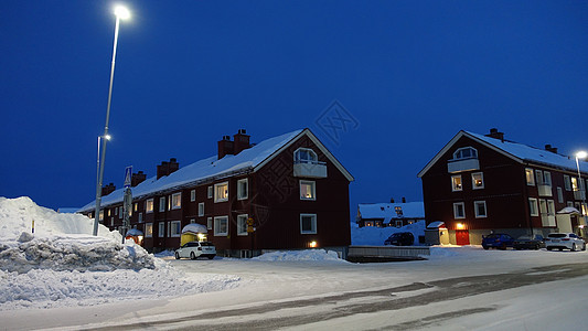 位于瑞典基律纳市中心的一条雪路之一运输城市森林季节太阳风景树木公园蓝色旅游图片