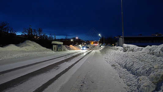 位于瑞典基律纳市中心的一条雪路之一小路爬坡岩石太阳季节天空城市运输场景树木图片