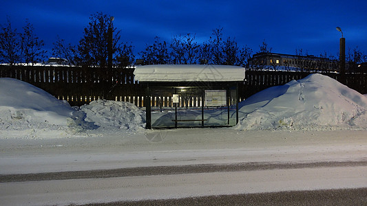 瑞典基律纳(Kiruna) 2020年2月23日 中央一个雪地街道的公交车站停满了积雪图片