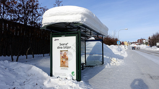 基律纳市中心的雪地街道之一 一个满是积雪的公共汽车站汽车旅行运输旅游天气天空公共汽车蓝色街道城市图片
