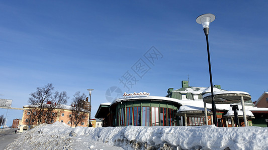 冬季 瑞典北部基律纳雪域中心广场之一的历史悠久的巴士站发动机街道引擎旅游天气天空机器季节教练交通图片