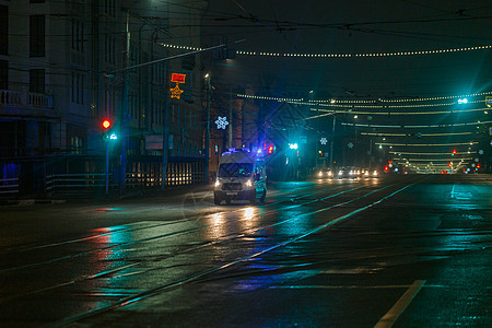 俄罗斯图拉Tula2020年12月31日 在城市的空夜街上 救护车汽车向摄像头移动运输警告宇宙损害医生发动机车辆社论疼痛情况图片