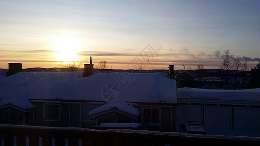 瑞典北部一个小雪小镇日出 位于瑞典北部橙子农村日落村庄反射建筑阳光城市建筑学冻结图片