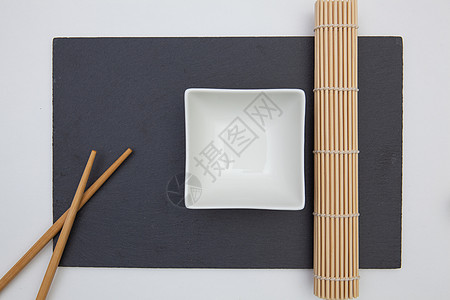 长方板板板 有筷子 陶瓷板和白桌上的寿司竹垫海鲜饮食菜单餐具食物餐厅桌子制品盘子陶瓷图片