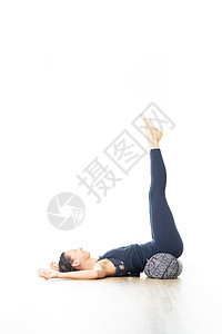 带垫子的恢复性瑜伽 年轻的运动美女在亮白色的瑜伽工作室里 躺在垫子上 在恢复性瑜伽中伸展和放松 健康积极的生活方式身体保健女性软图片