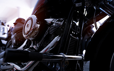 选择性地关注摩托车发动机 特写摩托车排气管 发动机防护罩 空气过滤器和后制动踏板 摩托车行业 发光的镀铬物摩托车引擎 老式摩托车图片