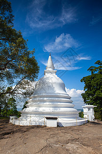 斯里兰卡圣寺是一座古老的佛教寺庙 位于斯里兰卡Kandy的Udunuwara王国岩石历史建筑地标雕刻宝塔佛塔圣者雕像图片