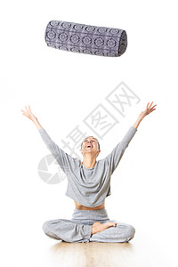 带垫子的恢复性瑜伽 年轻的运动女瑜伽教练在明亮的白色瑜伽室里 在空中扔垫子 微笑 表现出对恢复性瑜伽的爱和热情保健活动讲师运动装图片