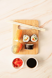 木制切木板上的寿司鲑鱼 在大理石背景的亚洲食物上筷子海鲜大豆美味桌子美食烹饪菜单海苔鳗鱼图片