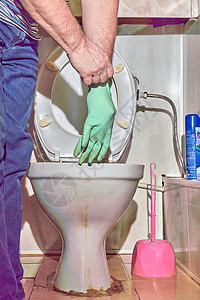 旧的脏洗手碗 准备清洁水管图片
