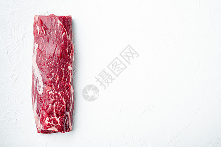 新鲜和生牛肉 整块带牛排的里脊肉 在白色的石头背景上 顶视图平躺 带有文本复制空间图片