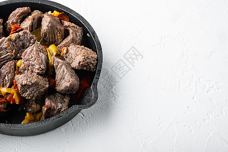 蒙古牛肉 酱油炖牛肉 铸铁煎锅 白石表面 有文字复制空间图片