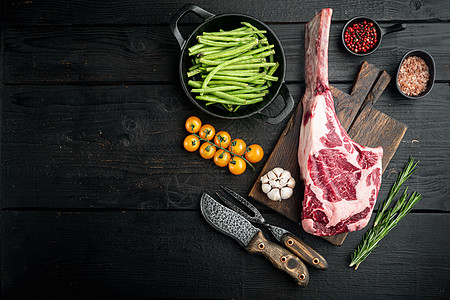 烹调肉背景 生战斧牛排 配香料和香草烹饪 配烧烤配料 黑色木桌背景 顶视图平躺 带文本复制空间炙烤牛扒大理石屠宰场屠夫厨师肋骨牛背景图片