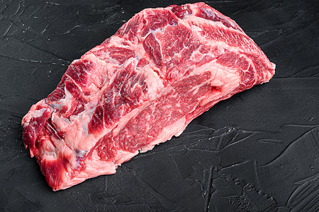 Raw 肋排牛排牛排 用黑石头背景将全肉切成大理石图片