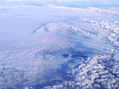 云在天空中航班空气飞行地平线晴天阳光飞机天际气氛航空图片