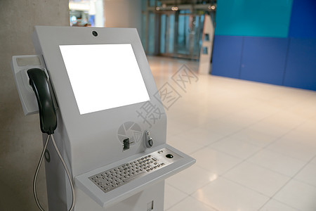 在机场装有白色屏幕自动信息机的自动信息机图片