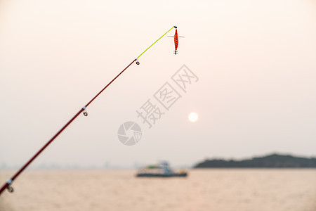 有海背景的渔船上的人工小鱼 日落时捕鱼 12钓鱼海洋天空娱乐电缆运动假期垂钓者海滩猎人图片