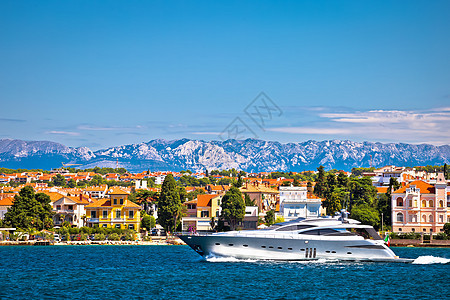 Zadar海滨和快艇游艇风景 Veebit山地背景图片