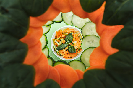 胡萝卜 黄瓜和菠菜沙拉圆圈小吃美食食物敷料饮食午餐菜单蔬菜生态图片