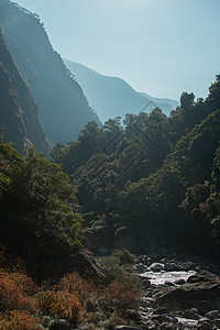 玛西洋地河流淌在惊险的山下溪流假期山脉远足爬坡衬套阳光村庄踪迹蓝色图片