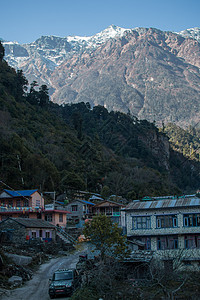 带有佛教祈祷旗的尼泊尔山区村尼泊尔山村经幡酒店房屋旅行村庄天空游客地标丘陵餐厅图片
