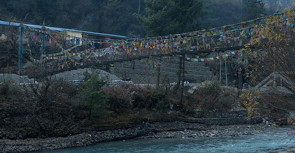 Chame吊起桥桥彩色佛教祈祷旗全景图片