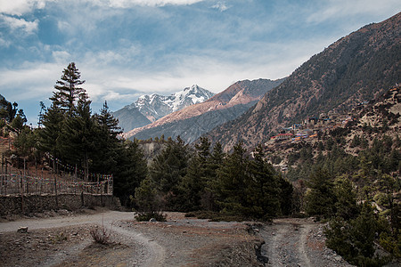 上皮桑风景和周围山脉山村村庄旅游蓝色沼泽地电路远足公园旅行天空图片