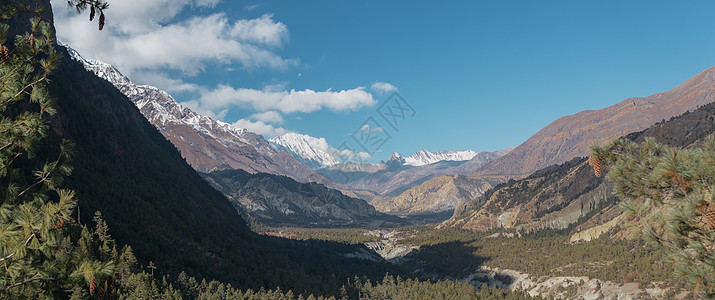 位于Marshyangdi河谷的Annapurna环路山峰全景山脉阳光环境太阳远足顶峰蓝色旅行旅游峡谷图片