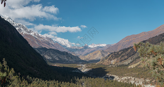 位于Marshyangdi河谷的Annapurna环路山峰全景蓝色环境旅行旅游远足山脉峡谷阳光太阳远足者图片