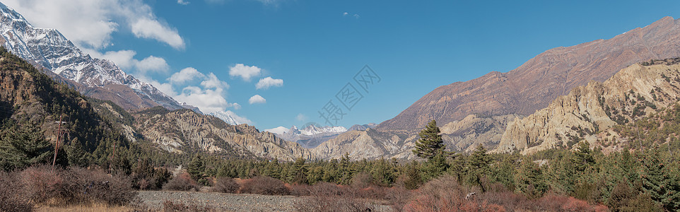 位于Marshyangdi河谷的Annapurna环路山峰全景远足者太阳天空公园旅游阳光旅行顶峰蓝色峡谷图片