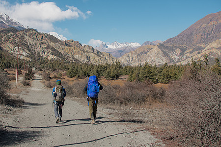 背包朋友被山群围观峡谷顶峰远足者旅行公园自由山脉远足阳光朋友们图片