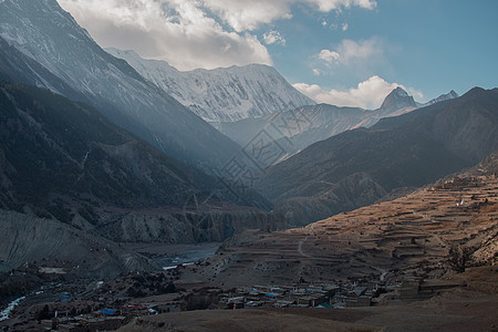 马南山村河和惊人的山图片