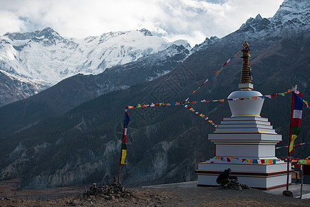 在马南上空挂着祈祷旗的佛教圣殿风景自由旅行山脉男人顶峰经幡假期远足佛塔图片