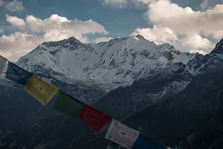 在棕榈山上的佛教祷告旗帜经幡顶峰山脉旅行佛教徒蓝色环境风景远足公园图片