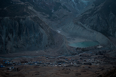 在马南山村上方的安娜普尔纳电路建筑顶峰山脉冰川远足踪迹冒险爬坡村庄小路图片