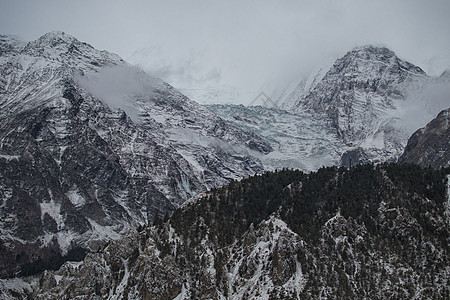 莱达尔村的雪地黑沙拉扬山脉房子激光村庄岩石高度电路旅游风景旅行环境图片