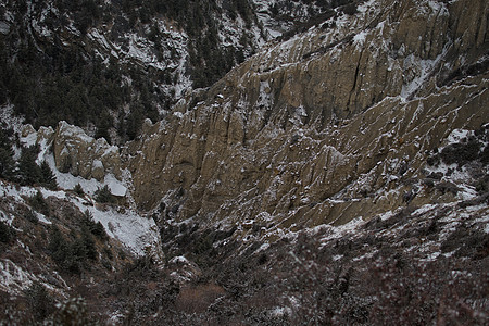 莱达尔村的雪地黑沙拉扬山脉远足村庄风景岩石环境沼泽地激光雷达旅行蓝色图片